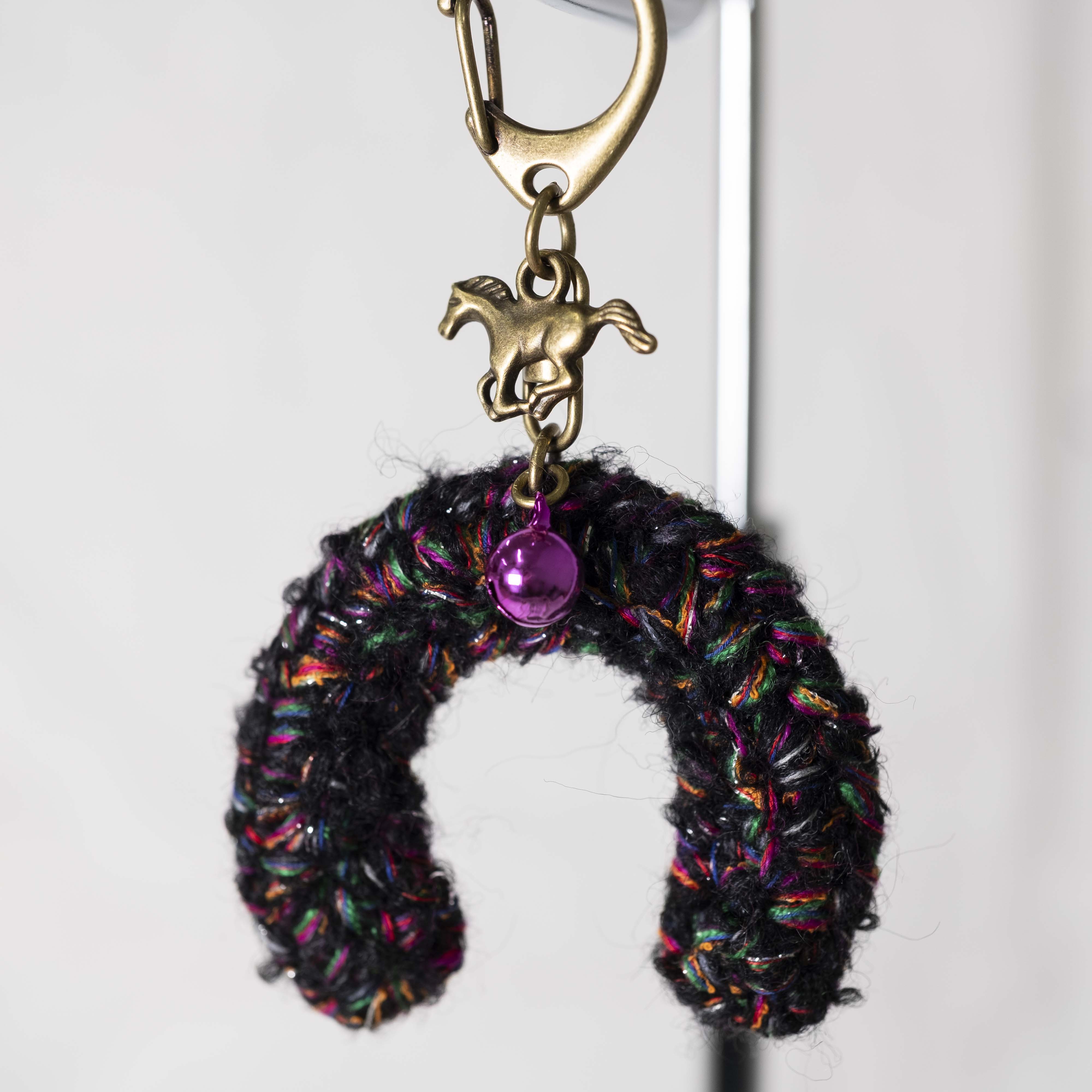 【AM追加開催!】5月4日|ミックスヤーンで編む、馬のひづめ型キーホルダー by ハッピーパンチ編みーズ