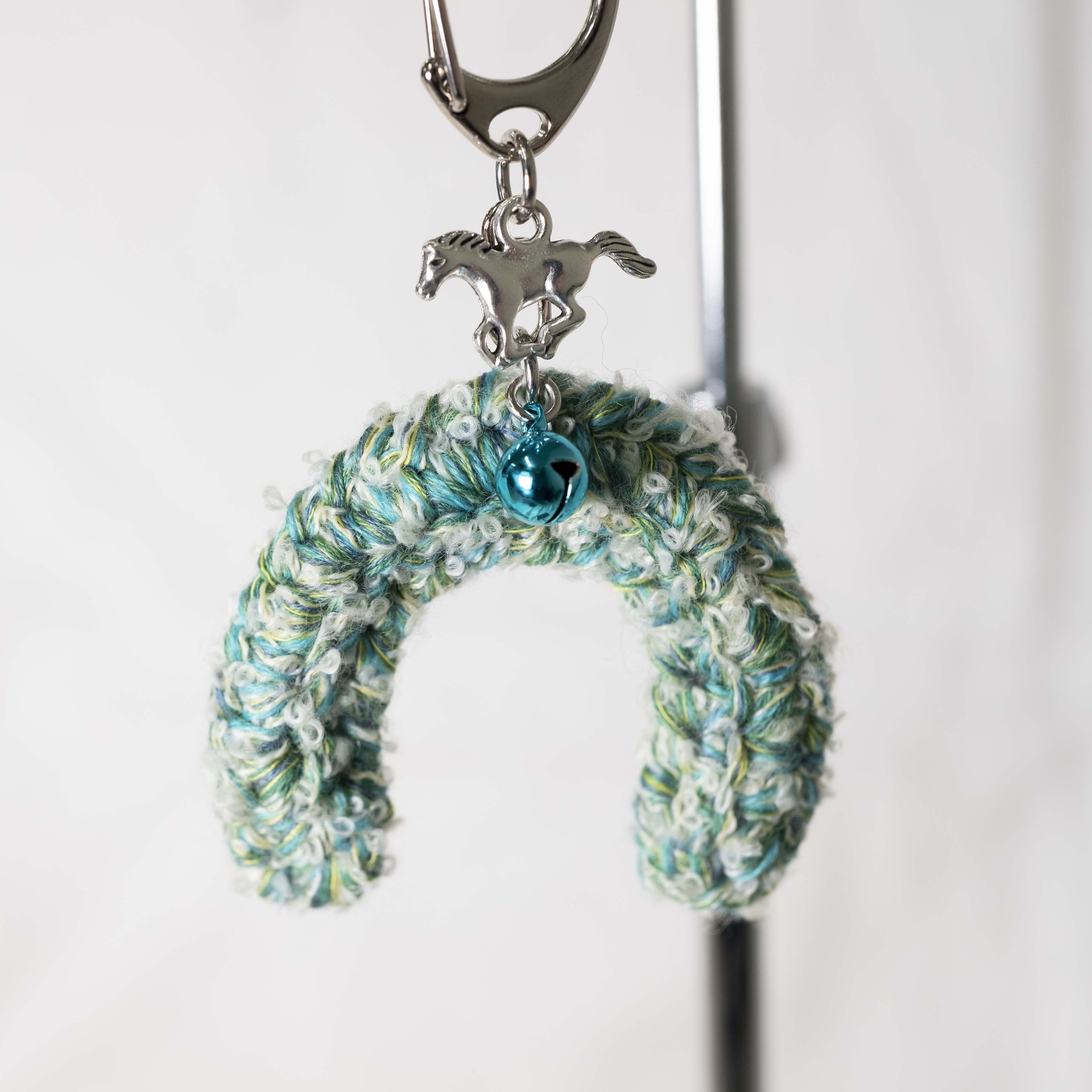 1月12日|ミックスヤーンで編む、馬のひづめ型キーホルダー by ハッピーパンチ編みーズ