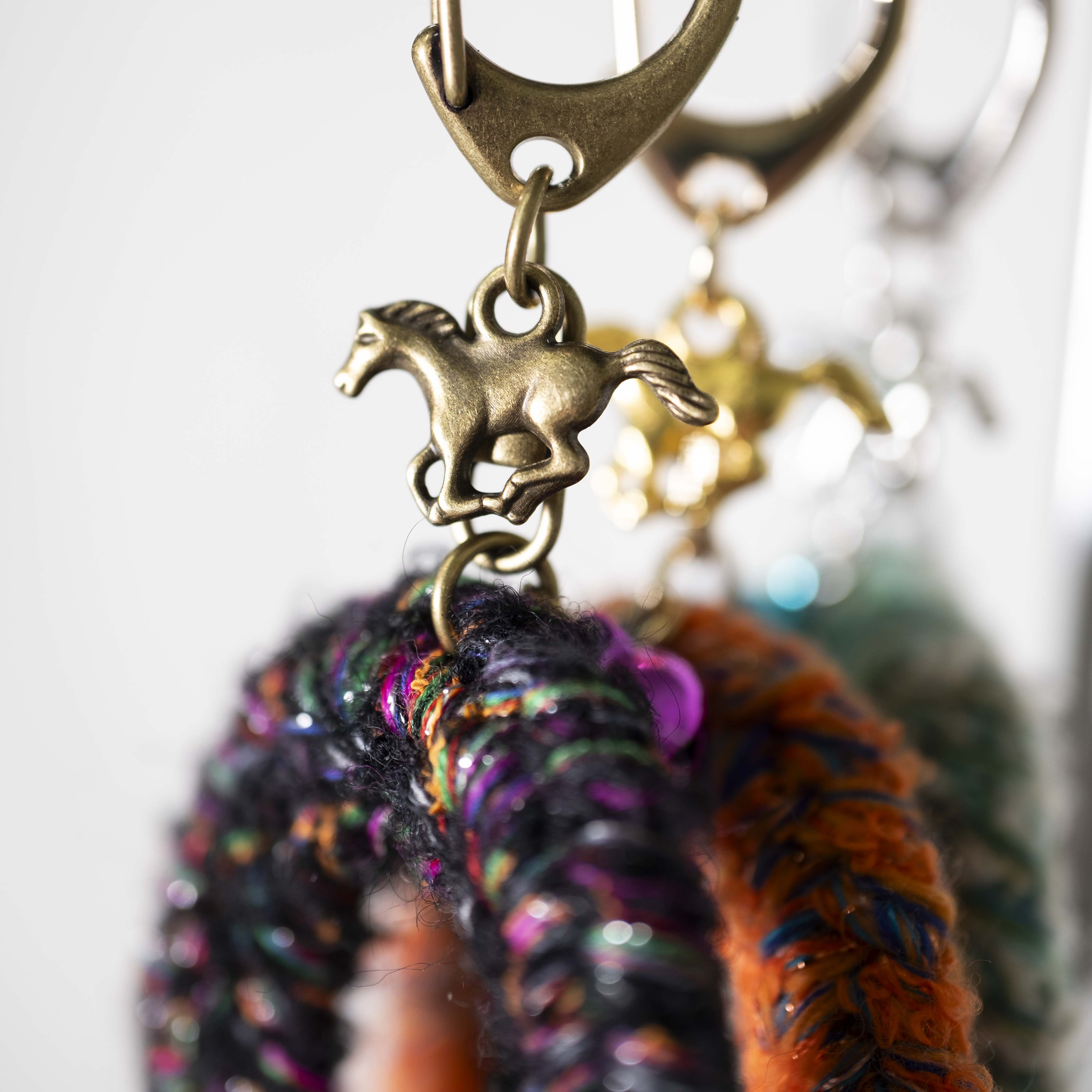 1月12日|ミックスヤーンで編む、馬のひづめ型キーホルダー by ハッピーパンチ編みーズ