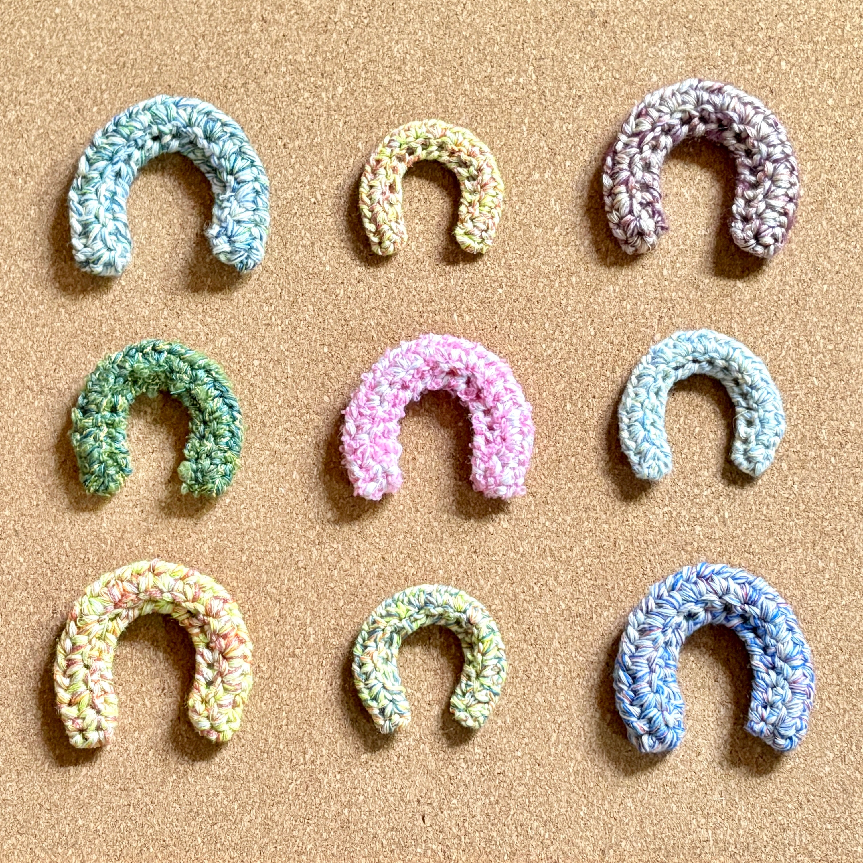 【AM追加開催!】5月4日|ミックスヤーンで編む、馬のひづめ型キーホルダー by ハッピーパンチ編みーズ