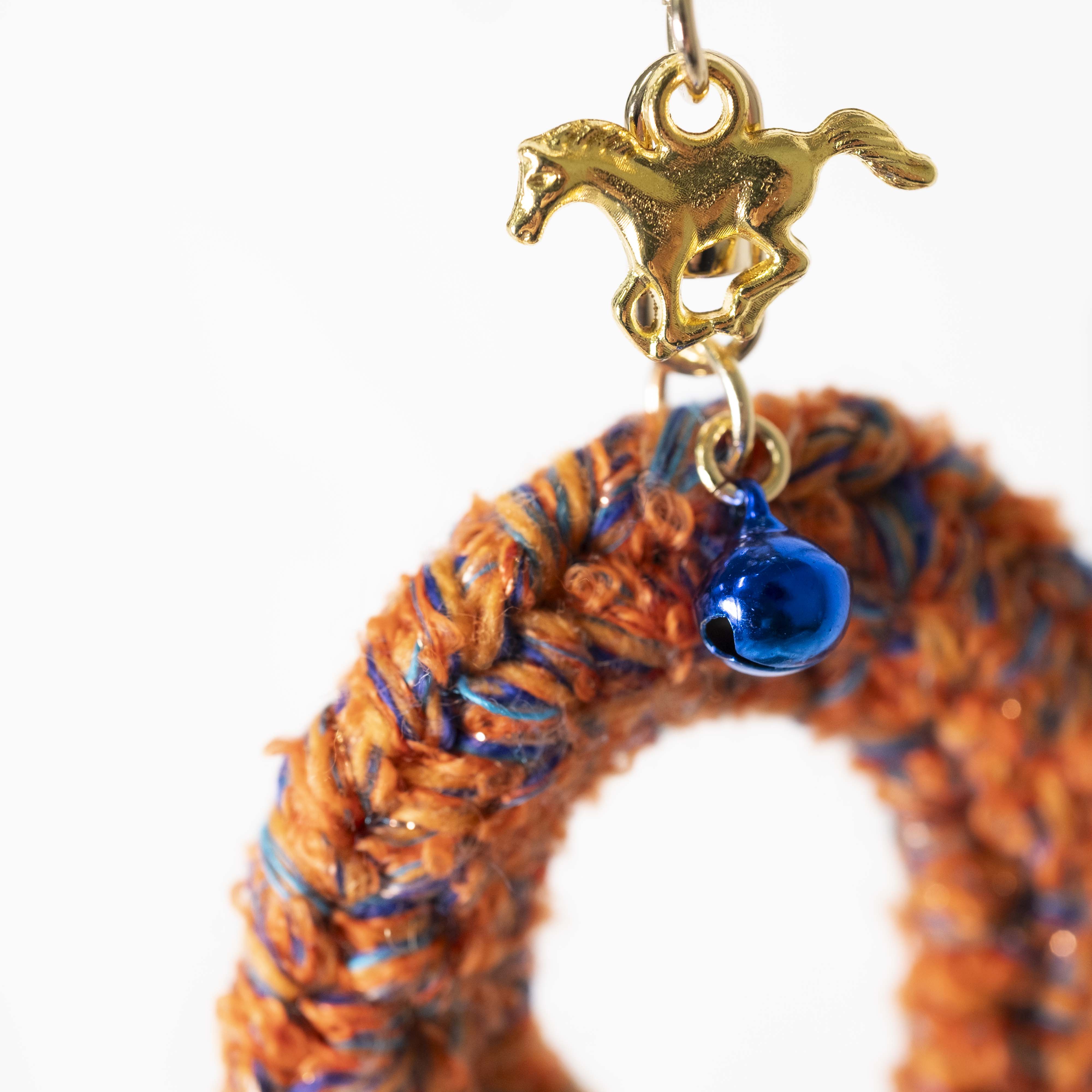 1月12日｜ミックスヤーンで編む、馬のひづめ型キーホルダー by ハッピーパンチ編みーズ