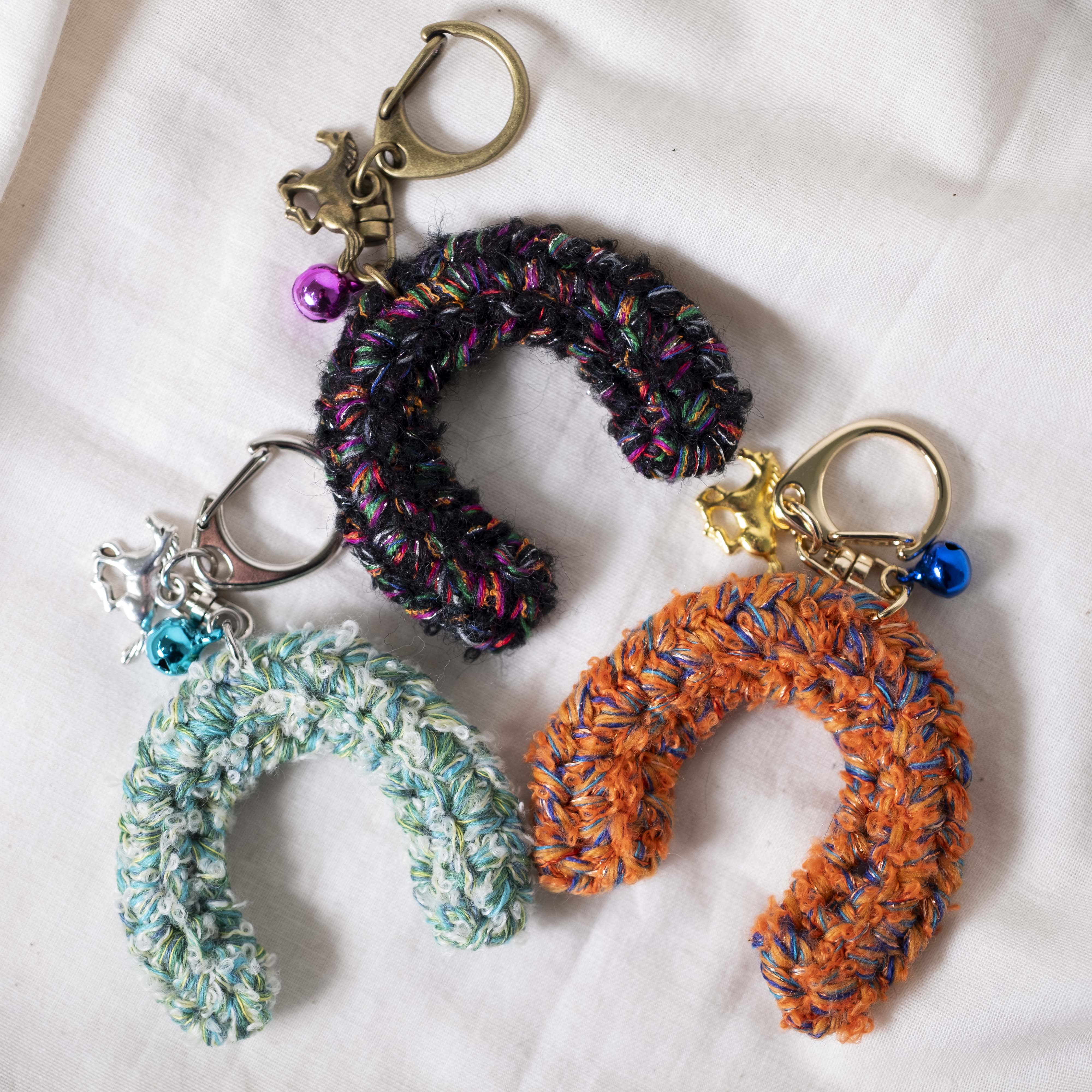 1月12日｜ミックスヤーンで編む、馬のひづめ型キーホルダー by ハッピーパンチ編みーズ