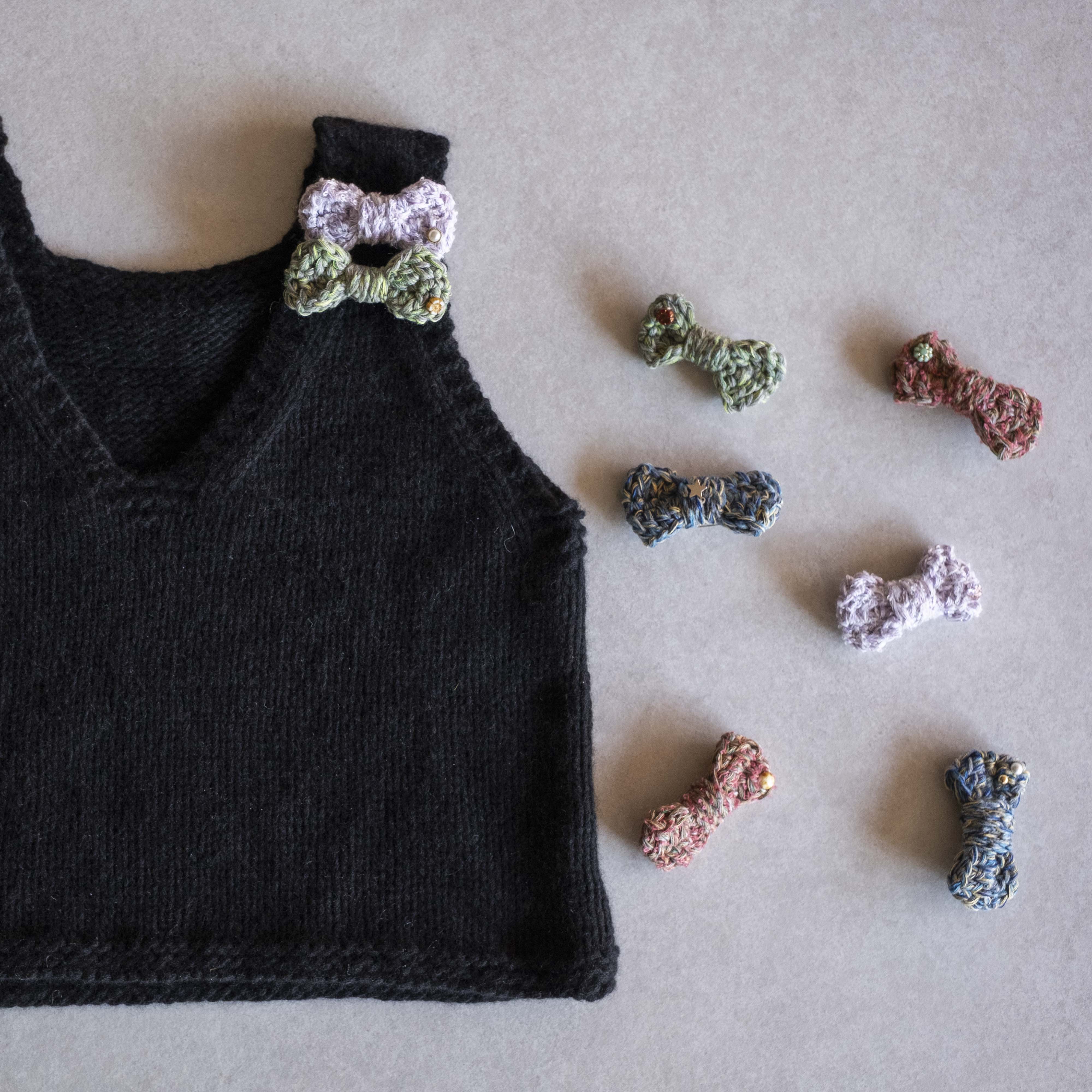 3月8日｜ミックスヤーンで編む、かぎ針編みのペアリボン by ハッピーパンチ編みーズ