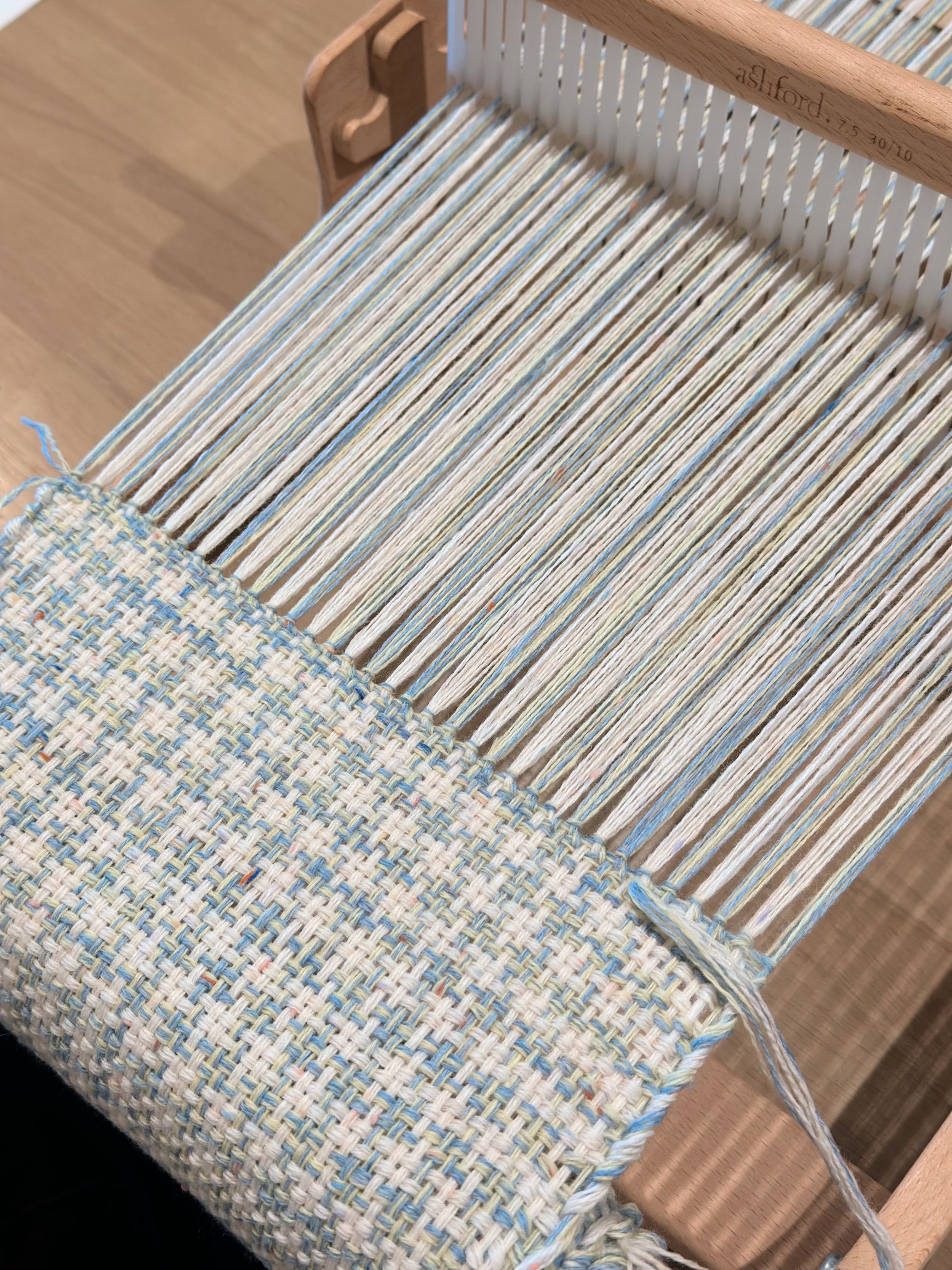 2月13日・2月14日｜annita artworksさんと作る、卓上織り機で千鳥格子のマフラーを織るワークショップ