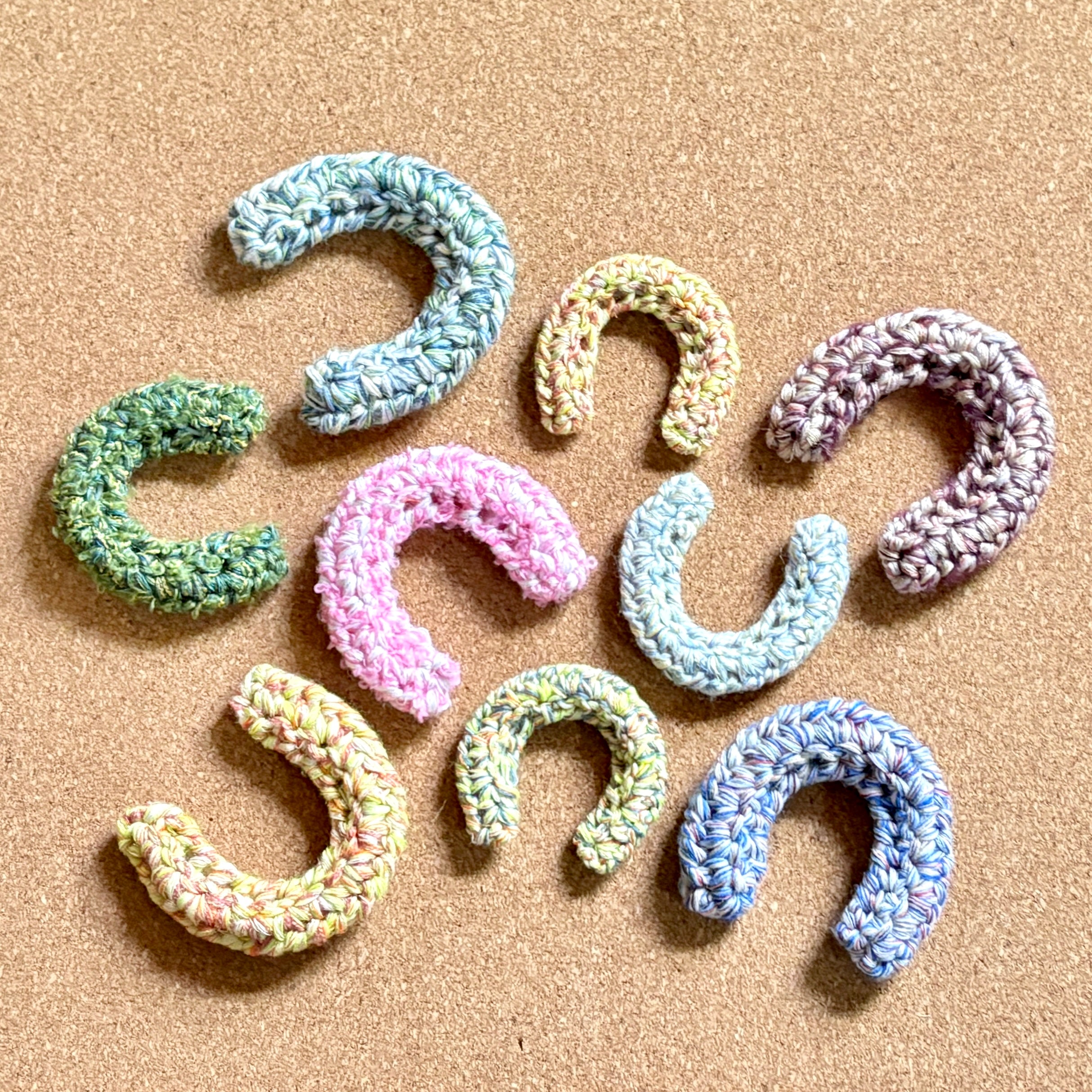 【AM追加開催！】5月4日｜ミックスヤーンで編む、馬のひづめ型キーホルダー by ハッピーパンチ編みーズ