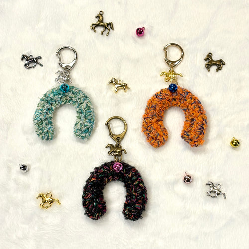 1月12日｜ミックスヤーンで編む、馬のひづめ型キーホルダー by ハッピーパンチ編みーズ